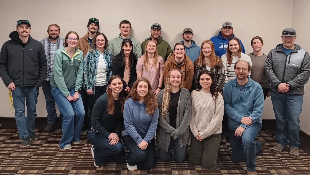 A large group of NRM Fisheries faculty, graduate and undergraduate students pose together for a group photo.