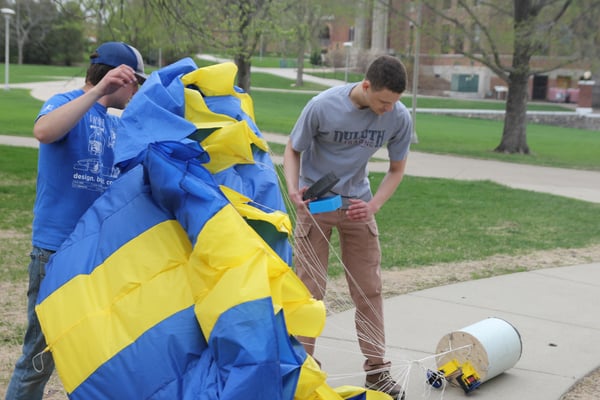 Students preparing the balloon 