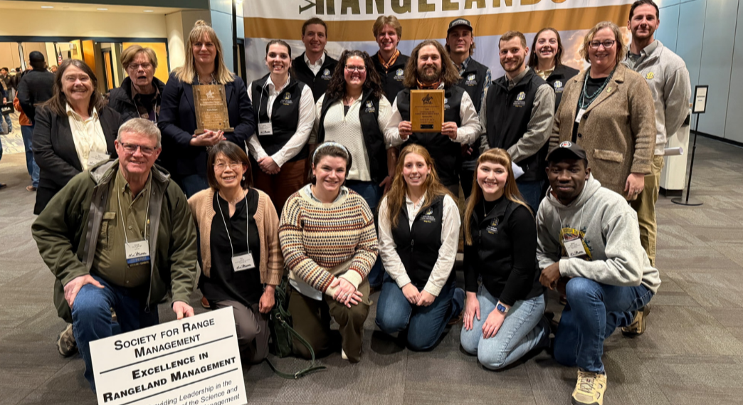 A large group of NRM Range faculty, graduate, and undergraduate students pose together for a group photo. Tyler Geltmacher holds a plaque recognizing the team's 5th place finish in the URME.